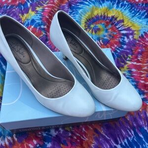Life Stride Women's Classic White Heels